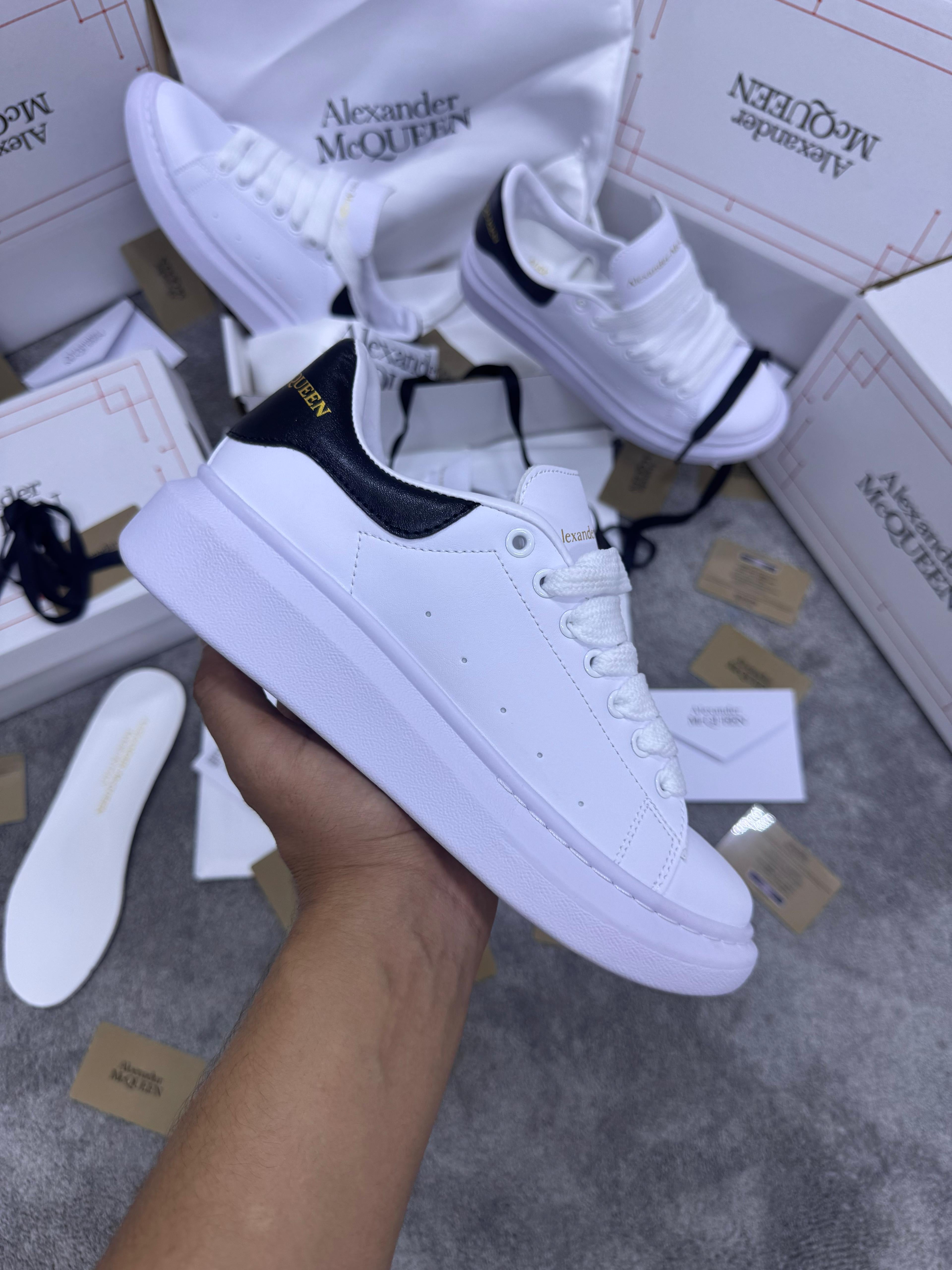 ALEXANDER MCQUEEN blanca y negra