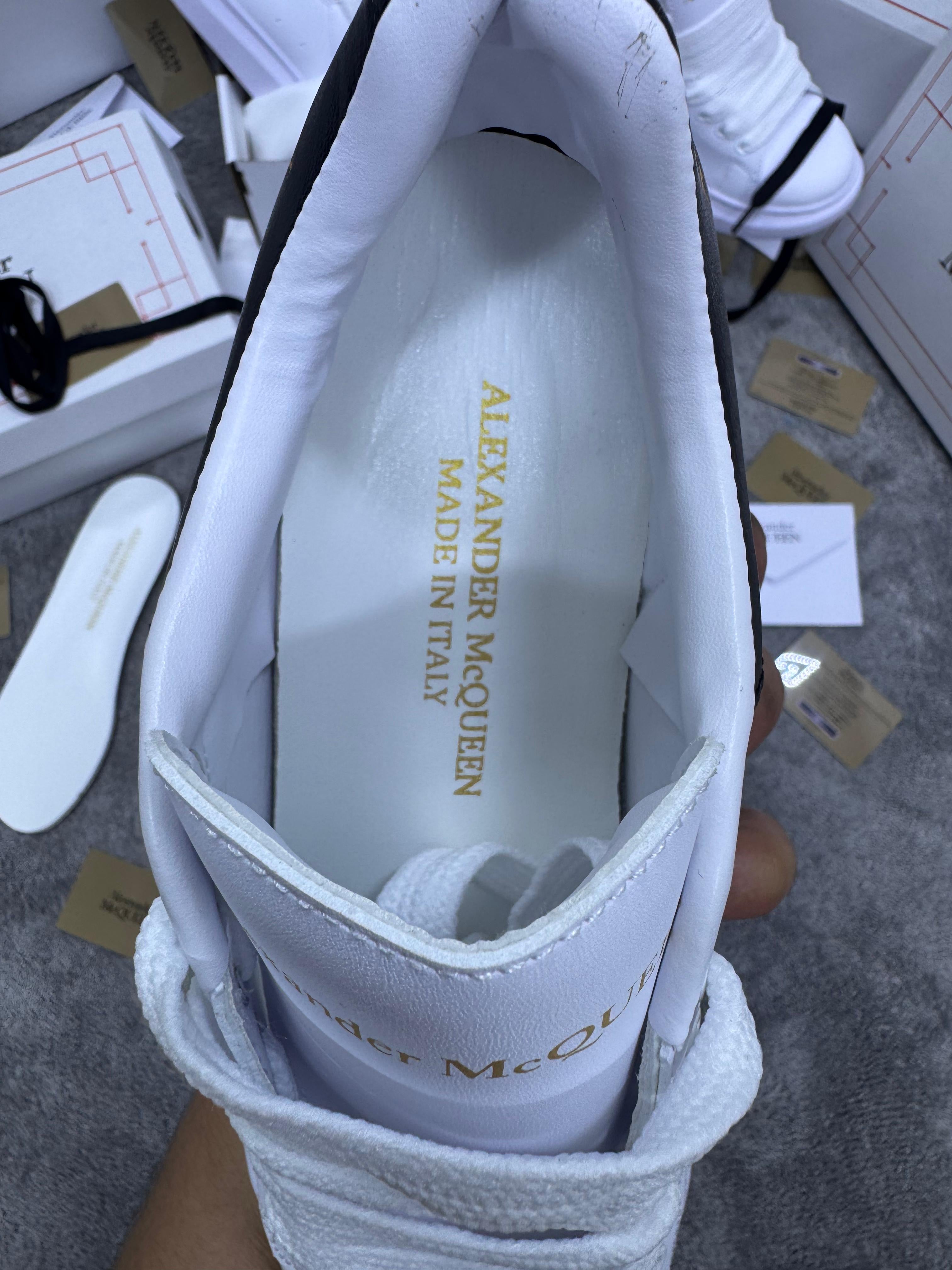 ALEXANDER MCQUEEN blanca y negra